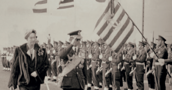 แกรนด์ดัชเชส แห่งประเทศลักเซมเบิร์ก ทรงให้การต้อนรับ ในหลวงรัชกาลที่ 9 ท่ามกลางกองทหารเกียรติยศ