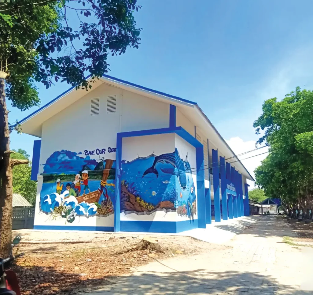 ศิลปะบรรจงสร้างสรรค์ อาคารทิสโก้ร่วมใจ 11 โรงเรียนบ้านคลองกำ กระบี่ โดย อิทธิพล ตันติณิชกุล และทีมกฐินศิลปะ 2 1723014527221